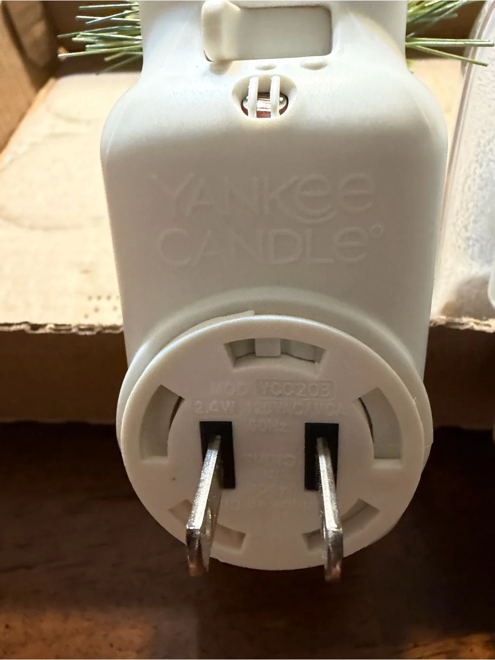 Yankee candle Holiday Pineberry and Glass Snowhouse Scentplug Diffuser